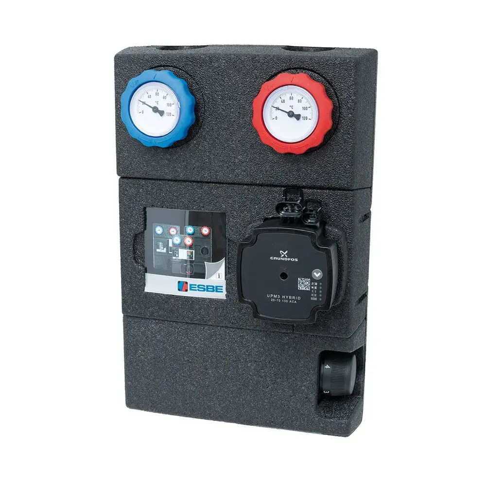 Pumpengruppe von ESBE mit zwei Manometern in Rot und Blau sowie einer HE-Pumpe. Darstellung der Steuerung und Anschlussmöglichkeiten auf der Vorderseite.